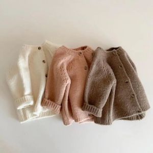 Płaszcz w dół jesień chłopców swetra Dziewczęta sweter Dzumuje Dzienniki Dzienniki Born Knitwear Bawełniany kurtka z długim rękawem Tops 231129