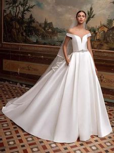 Eleganckie długie satynowe sukienki ślubne na ramię z koralikowym pasem/kieszenie A-line kość słoniowa pociąg ślubny suknia ślubna