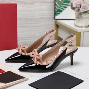 A melhor marca Slingbacks feminino salto alto laca couro rebites decoração luxo designer vestido sapatos casuais tira no tornozelo fivela arco sapatos de festa pontiagudos