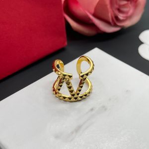 Projektantka kobieta vlogo luksus z kamieniami bocznymi pierścionka moda v metalowa diamentowa biżuteria złota pierścionki kobiety obrączki tyee