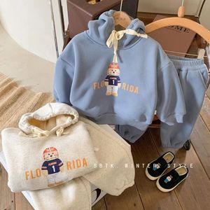 Kleidung Sets Herbst Winter Baby Jungen Set Cartoon Bär Druck Futter Plüsch Mit Kapuze Pullover Hosen 2 stücke Für 1 6Y Mädchen Halten Warm Anzug 231130