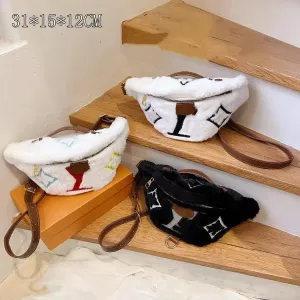 Женская зимняя поясная сумка Teddy Waist Fanny Pack Пушистая сумка Роскошные дизайнерские нагрудные сумки Crossbody Шерсть ягненка Мягкая меховая поясная сумка Рюкзаки 2311305D