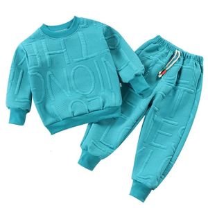 Giyim Setleri Erkekler 2pcs Trailsuit Bebek Çocuklar Günlük Giyim Setleri Bebek Çocukları Spor Unisex Mektup Pantolon Kıyafetleri 1-7 YS Çocuk Sweatshirt 231130