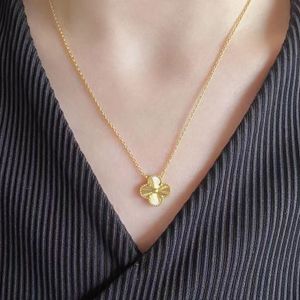 Pendant Necklaces High Luxury Classic Clover Pendant Necklace with Laser Car Flower 18K Gold Plated Women's and Girls' Festival Gift U2LW