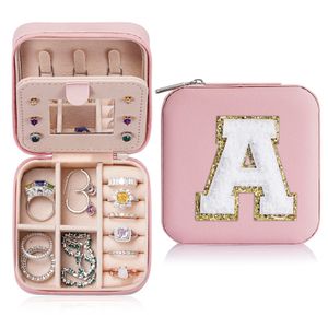 Pink Color Travel Jewel Case Boxar Personliga gåvor Födelsedagspresenter för kvinnor Julklappar för tonåringar Flickor Inledande brev
