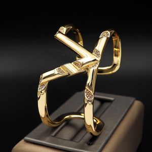Armbandsdesigner Armband Designer Jewelryc Classic Logo Diamond Armband för män och kvinnor Par Bangle Gold Silver Top Quality Gift