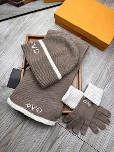 Novo chapéu cachecóis luvas conjuntos designer mens beanie lã chapéu de luxo malha bonés máscara de esqui unisex inverno ao ar livre moda preto terno de três peças 02