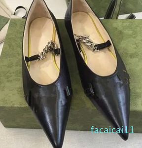 Kadın Tasarımcı Ayakkabı Lüks Zincir Kedi Topuk Sandalet Bayanlar Düz Deri Ayakkabı Siyah Beyaz Ziyafet