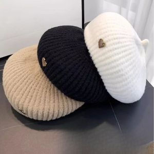 Chapéu elegante sem aba, boina para mulheres no outono e inverno, resistente ao calor e ao frio com forro de pelúcia, chapéu de amor, pele e pelúcia