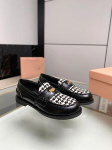 Nya färgdesigner skor mode loafers kvinnor loafers elfenben svart aprikos bi skor klassisk kalvskinn skor casual skor stil läder skor topp fabrikskor