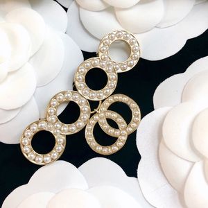 Tasarımcı Broşlar Kadın Lüks Altın İnci Broş Markası Büyük Mektup Göğüs Müdür Erkekler Düğün Göğüs Mücevherleri Mücevher Elbise Aksesuar 2302013QS