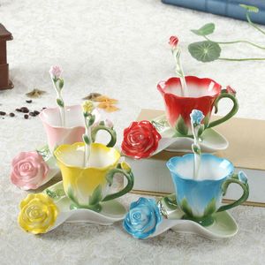 Kupalar Çay Süt Kupası 150ml 3d Gül Emaye Kahve Kaşık ve Saucer Evlilik Hediyesi Yaratıcı Seramik Çin Kemik Çin İçilmeleri