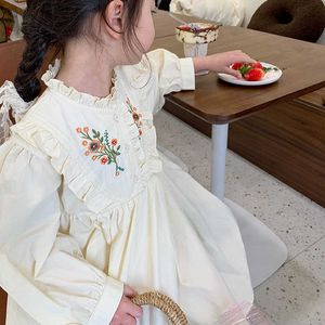 Dziewczyna ES Girls Spring długie rękawy Zewnętrzne ubrania dla dzieci dziecięce ubrania retro kwiat haft vestidos dla dzieci brzeg grzyby 0131