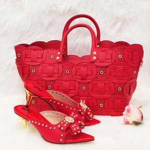 Scarpe eleganti da donna stile rivetto e borsa da abbinare in abbinamento di colori Design nigeriano di alta qualità abbinato 230201