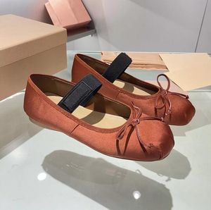 2023 novos sapatos de bailarina miu elástico miu Mary Jane laço de cetim feminino sapatos baixos confortáveis senhoras e meninas festa de férias sapatos casuais com caixa.