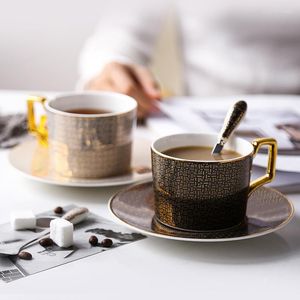 Tassen, Untertassen, klassischer hochwertiger Gitterkaffee und europäische, elegante Bone China-Tasse, britischer Nachmittagstee, schwarzes Teetassen-Set