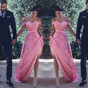 Sexig av axel brudtärna klänningar långa med spetsar applikationer en linje bröllop gästklänning rosa piga av hedersklänning