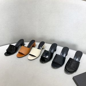 Designers chinelos de grife de alto salto alto marca patente de couro sandálias estamadas moda moda chinelos pretos plataformas folhas de metal letra de metal apartamentos