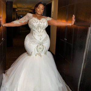 2023 Abiti da sposa sexy a sirena Collo gioiello africano Illusione Piena di applicazioni in pizzo Perline di cristallo Abiti da sposa Abiti da sposa formali Maniche lunghe Taglie forti