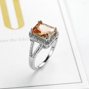 Bröllopsringar Champagne Big Crystal Zircon Stone Luxury Pojkvän gåva smycken Kärlek Ring för par grossistpartier Bulk