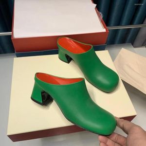 Slippare Green Wedge Heels Kvinnor Halva Slide Square Toe äkta lädermärke Casual Mules skor Storlek 35-40 Designer Kvinnliga pumpar