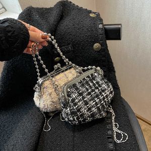 Chic Mini Woolen Clip Bag Vintage Chain Crossbody for Women New Woven Handbag Women's Shoulder Purse Beach 230202