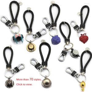 Keychains One Piece Zoro Sanji Luffy Hat Metal Pendant Keyrings flätad läderbil Key Ring Holder Bag Anime Jewelry Llaveros