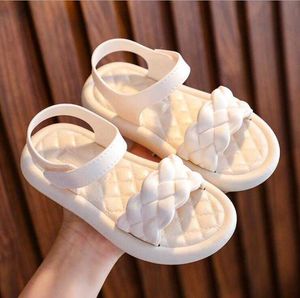 Сандалии, летние новые туфли принцессы для мальчиков, студенческие нескользящие пляжные сандалии с открытым носком для маленьких девочек