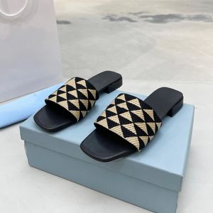 Marke bestickte Designer-Hausschuhe, flache Sandalen, Stoff-Hausschuhe, luxuriöse Metall-Dreieck-Sandalen, schwarz, rot, modische Karo-Hausschuhe, Outdoor-Kleidung, Hausschuhe mit Box