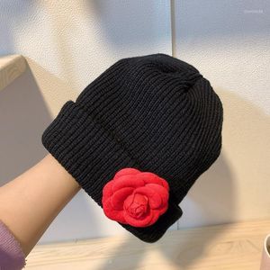 Mützen Beanie/Totenkopfkappen Winter Schwarz Gestrickte Kamelie Dekorative Mode Warme Wolle DamenmützeBeanie/Totenkopf Chur22