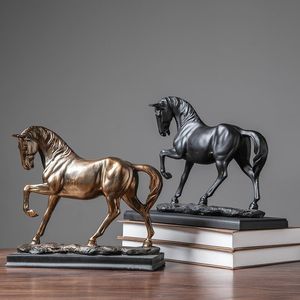 Figuras decorativas Objetos Objetos Estátua da estátua de resina de cavalo estátua de escritório Acessórios para decoração de decoração Presentes de escultura do ano