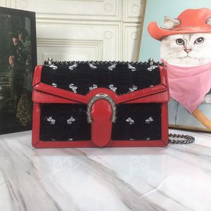 28cm Tüvit Zincir Çanta Flap Crossbody Zarf Çanta Tasarımcı Çantaları Küçük Omuz Çantaları Debriyaj Çantalar Kanvas Deri Klasik Mektup Baskı Kadın Lüks Cüzdan 400249