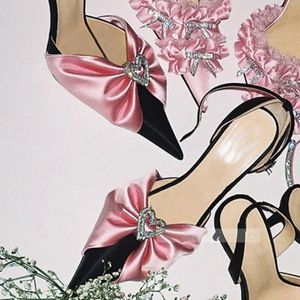 Pembe bowknot sivri kalp sandalları kadınlar güzel yüksek topuklu ayakkabılar siyah saten ayakkabılar yaz çiçekleri kristal zarif gündelik parti sandaletleri