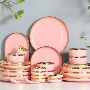 Tallrikar rosa med guldinlägg keramisk uppsättning nordisk stil som serverar rätter till middag lyxig porslin servis