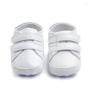 Primi camminatori Scarpe da bambino in pelle artificiale per bambini Ragazzi Ragazze Suola morbida Culla Sneaker bianca Born Infant Sandale Bebes Fille