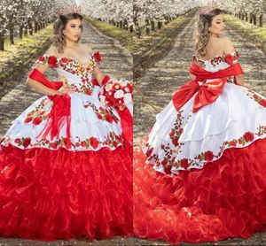 2023 Weiße und rote Charro-Quinceanera-Kleider in Übergröße, schulterfrei, Ballkleider, Rüschen, geschwollenes Sweet-16-Kleid, Birdesmaid-Party