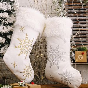 Decorazioni natalizie Decorazione per calze con perle dorate Grandi sacchetti regalo di Natale Fiocchi di neve Morbida flanella Decorazione per camino con foro sospeso