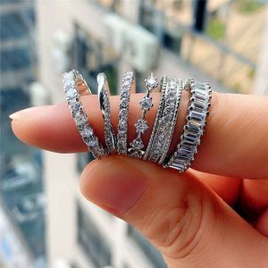 Solitaire Ring Lüks Gümüş Renk Bant Parmak Yüzük Kadınlar için Kaçan CZ Nişan Düğün Düğün Sesler Modaya uygun mücevher Toptan Y2302