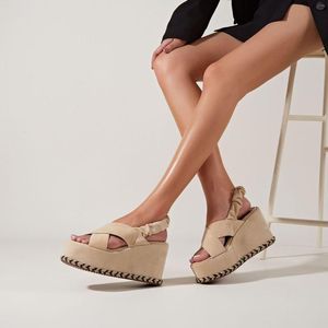 Sandaler 2023 Summer Kile Tjocksoled Outdoor Stock Arrival Women's Retro Suede Platform Shoes