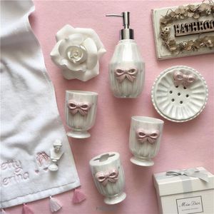 Badtillbehör Set Girl Wind Ceramics White Bow Badrum Fem-stycken kostym Toalettartiklar Kit Tillbehör Munnvätt Cup Lotion Bottle Soap Dish