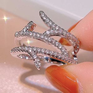 Północne pierścionki Nowoczesne modne palec z olśniewającymi CZ Stone Chic wszechstronne kobiety Cessories Party Codzienna biżuteria do noszenia Y2302