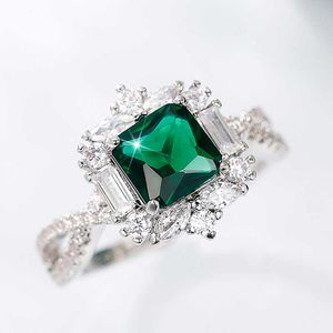 Pierścień Solitaire Sparkling Green Cz Wedding Pins Pierścień Kobiety Srebrny kolor Moda Luksusowy zaręczyny rocznica modna biżuteria prezenty Y2302