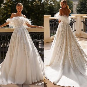 Eleganti abiti da sposa in piuma con scollo a sbuffo e spalle scoperte, abito da sposa in pizzo con paillettes e abiti da sposa country