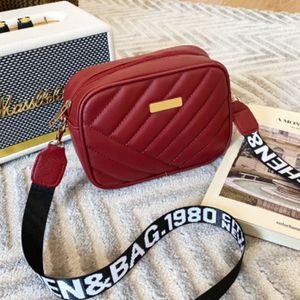 Ny ankomst mode kvinnors lilla crossbody v￤ska pu l￤der messenger v￤ska blixtl￥s handv￤ska handv￤ska sommar resv￤ska f￶r kvinnlig c06