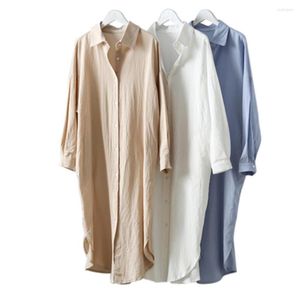 Bluzki damskie 2023 Letnie lniane bawełniane bawełny swobodne spośród koszule w wielkościach długie sekcje białe/niebieskie bawełniane bluzki