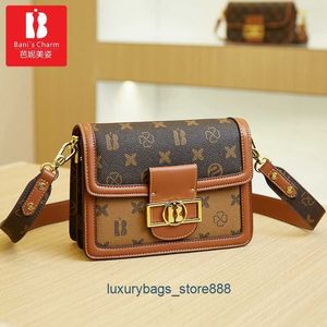 Stores Sell Designer Bags Online at Low Prices Barney Meizi 2023 New Fashion Small Square Texture Shoulder Msenger Light Luxury Women's