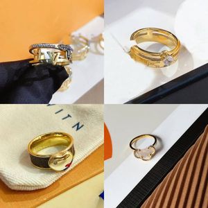 Anillo de lujo Diseñador de joyas Anillos Mujeres Boda Amor Encantos Nunca se desvanecen Suministros Negro Blanco 18K Chapado en oro Anillo de dedo fino de acero inoxidable