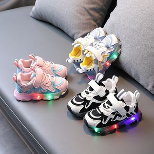 Sneakers baby lyser upp sneakers för pojkar flickor andningsskor 1-6 år småbarnsmask småbarn barn lysande skor mjuk botten storlek 21-30 230203