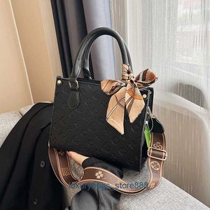 Negozio all'ingrosso Borsa online Esportazione 2023 Nuova sciarpa di seta in rilievo Grande fiore Borsa da donna portatile Capacità di moda Spalla Tendenza casual Crossbody