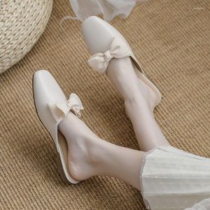 Slipare mångsidiga äkta läder lindade halv tofflor Sandaler Kvinnor Flat Bottomed Bow Tie Slacker Muller Single Shoes 2023